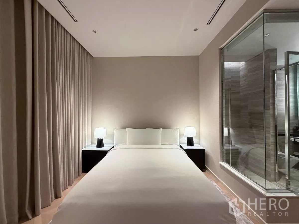 คอนโด ให้เช่าในSathon, Bangkok - ห้องนอนที่สองติดห้องน้ำในตัวผนังกระจก พร้อมผ้าม่านทิ้งตัว