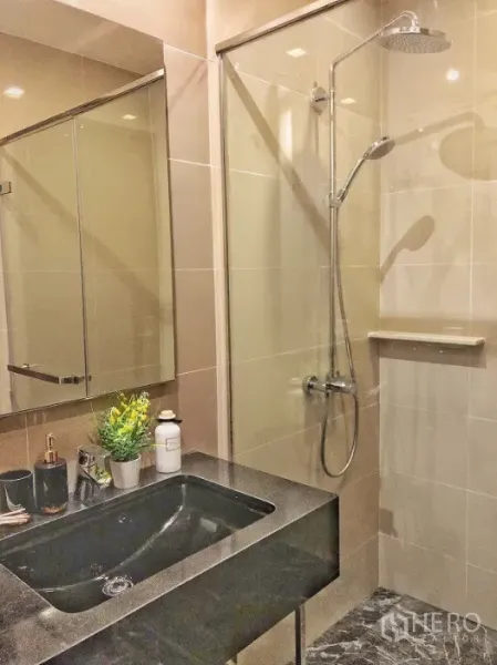 คอนโด ให้เช่าในWatthana, Bangkok - มุมมองห้องน้ำอีกด้าน โชว์ฝักบัวเรนชาวเวอร์และเคาน์เตอร์ดีไซน์เรียบหรู กระเบื้องโทนอบอุ่น