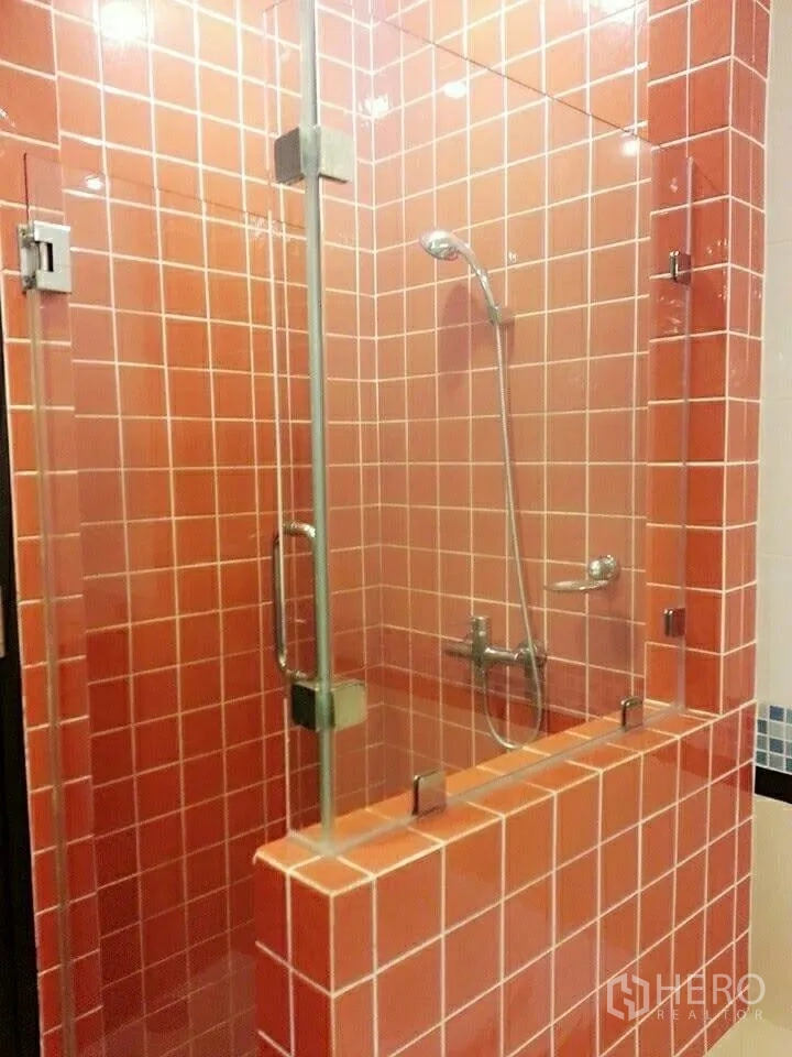 คอนโด ให้เช่าในKhlong Toei, Bangkok - ตู้ Shower กระจก กระเบื้องสีส้ม พร้อมฝักบัว