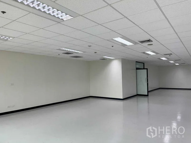 办公空间 出租在Bang Na, Bangkok - 开放式工作区转角，通往玻璃门入口与设备墙