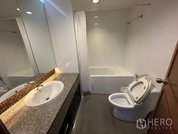 คอนโด ให้เช่าในWatthana, Bangkok - ห้องน้ำสะอาดพร้อมเคาน์เตอร์หินแกรนิต อ่างล้างหน้า โถสุขภัณฑ์ และอ่างอาบน้ำมีผ้าม่าน