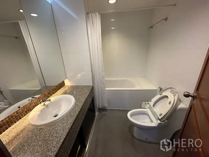 คอนโด ให้เช่าในWatthana, Bangkok - ห้องน้ำสะอาดพร้อมเคาน์เตอร์หินแกรนิต อ่างล้างหน้า โถสุขภัณฑ์ และอ่างอาบน้ำมีผ้าม่าน