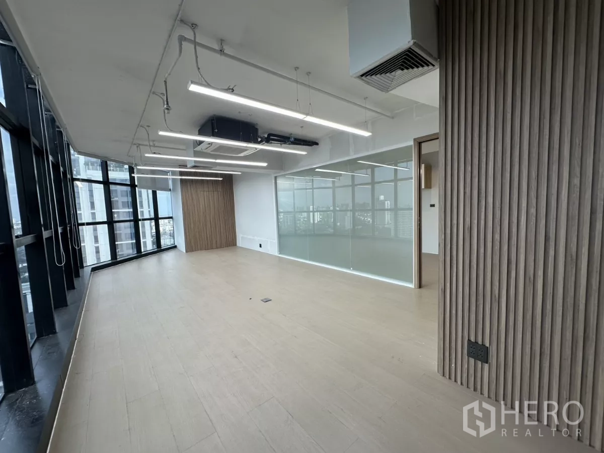 สำนักงาน ให้เช่าในWatthana, Bangkok - ห้องประชุมสว่าง มีเสากรุซี่ไม้และผนังกระจก