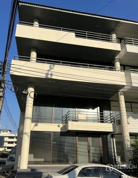 办公空间 出租或出售在Suan Luang, Bangkok - 素安鲁安多层商业建筑，宽阔阳台与一层玻璃立面。