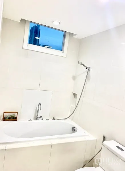 คอนโด ให้เช่าในWatthana, Bangkok - ห้องน้ำพร้อมอ่างอาบน้ำแบบบิลท์อิน ฝักบัวมือถือ และหน้าต่างบานเล็ก