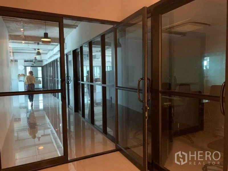 สำนักงาน ให้เช่าในPhaya Thai, Bangkok - โถงทางเดินกั้นห้องด้วยกรอบอลูมิเนียมสีดำ นำสู่สำนักงานส่วนตัว