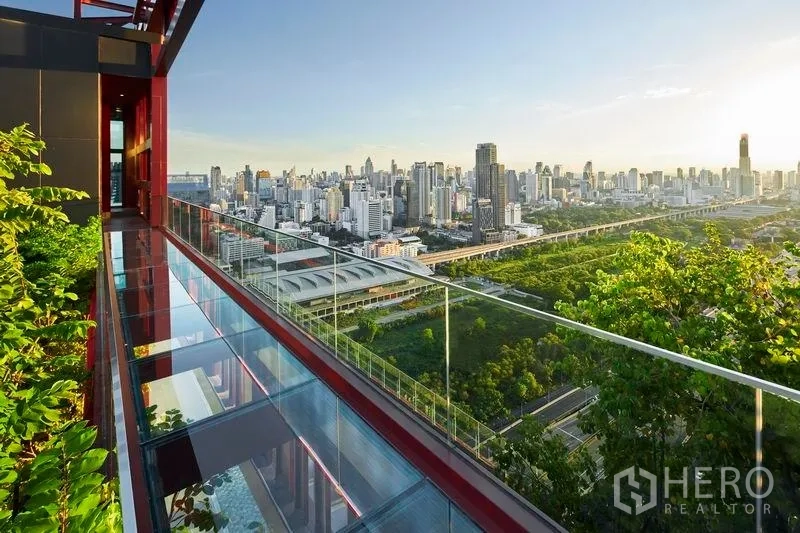 คอนโด ขายในRatchathewi, Bangkok - สกายวอล์กกระจกบนดาดฟ้า มองวิวสกายไลน์กรุงเทพฯ และพื้นที่สีเขียว