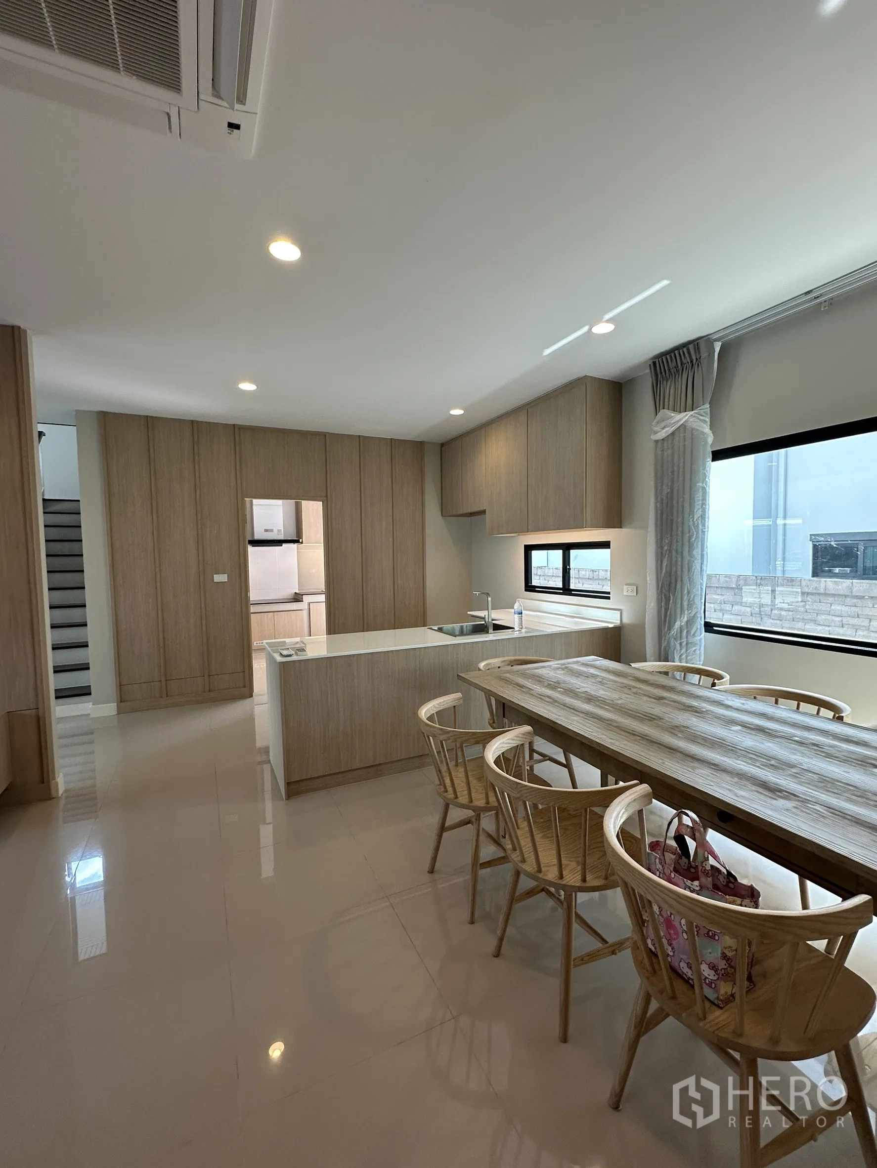 บ้าน ขายในLam Luk Ka, Pathum Thani - ครัวและพื้นที่ทานอาหารแบบเปิด ไอส์แลนด์และตู้บิวท์อินพื้นเงา