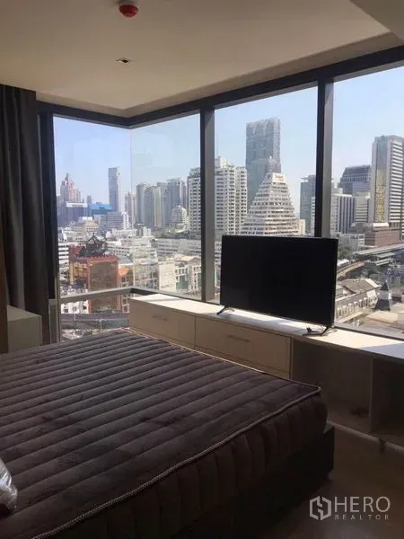 คอนโด ให้เช่าในBang Rak, Bangkok - ห้องนอนกระจกมุมพาโนรามา ชมวิวสกายไลน์กรุงเทพฯ กว้างไกล
