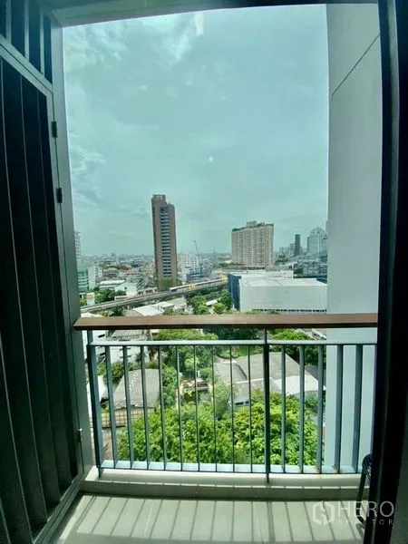 คอนโด ให้เช่าในKhlong Toei, Bangkok - ระเบียงส่วนตัวพร้อมราวกันตก มองเห็นวิวสกายไลน์เอกมัย-สุขุมวิท