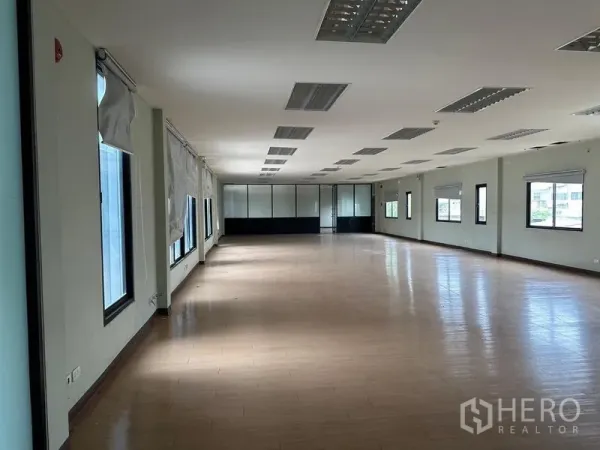 货栈 出租在Prawet, Bangkok - 狭长办公空间，木地板与连续窗