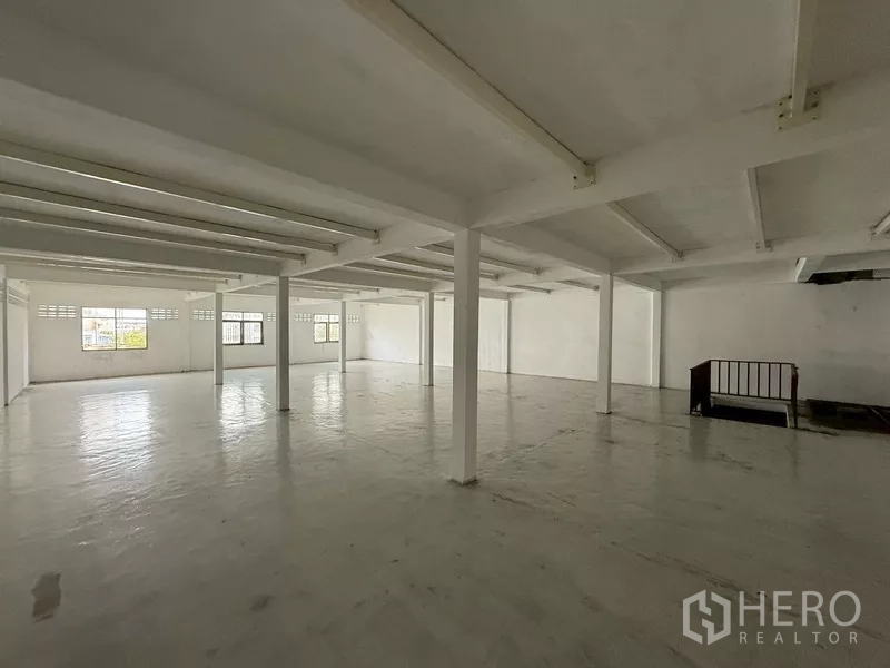 อาคารพาณิชย์ ให้เช่า - โถงชั้นบนสีขาว ส่องสว่าง มีคานและหน้าต่างรอบด้าน