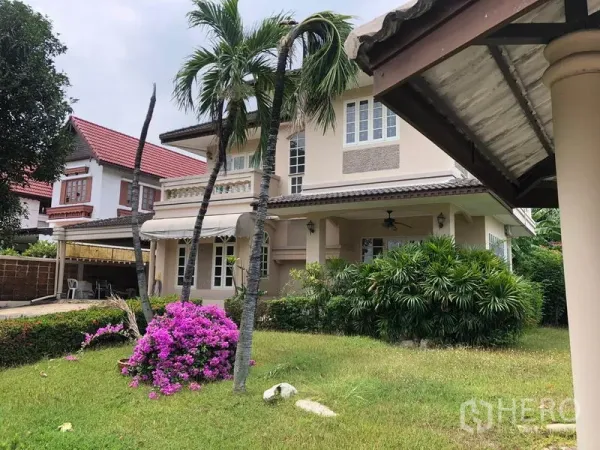 独立式住宅 出租 - 房屋侧立面，带有遮蔽露台、棕榈树和盛开的九重葛。