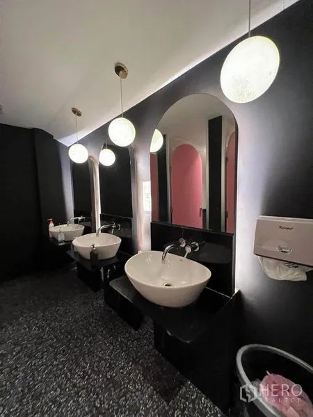 พื้นที่ขายปลีก ให้เช่าในPhaya Thai, Bangkok - ห้องน้ำสมัยใหม่มีอ่างล้างหน้าและกระจกกลม