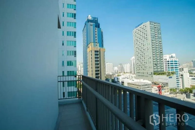 Condominium for rent in Watthana, Bangkok - High-floor balcony with railings and skyline view over Thonglor and Sukhumvit.