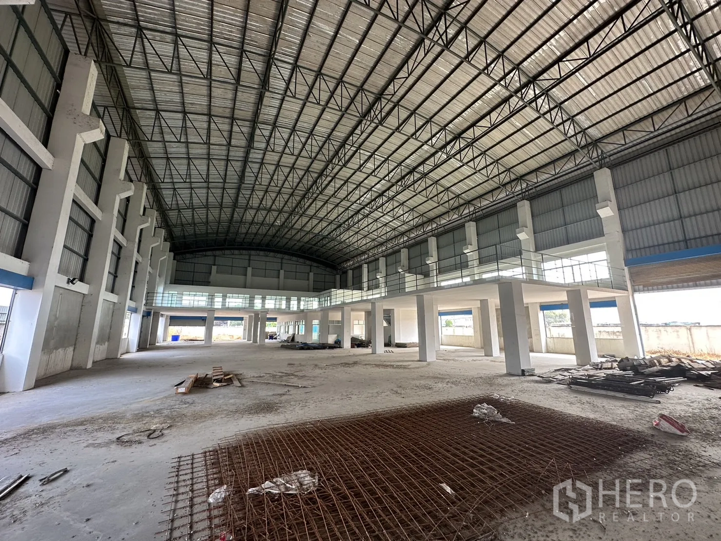 工厂 出租在Pak Kret, Nonthaburi - 中央厂房通道，双侧夹层与高位拱形屋顶。