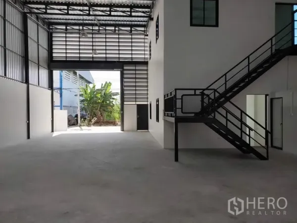 โรงงาน ให้เช่าในLam Luk Ka, Pathum Thani - ฮอลล์โกดังโล่ง ประตูม้วนสูง ออฟฟิศด้านข้าง และช่องลมระบายอากาศ