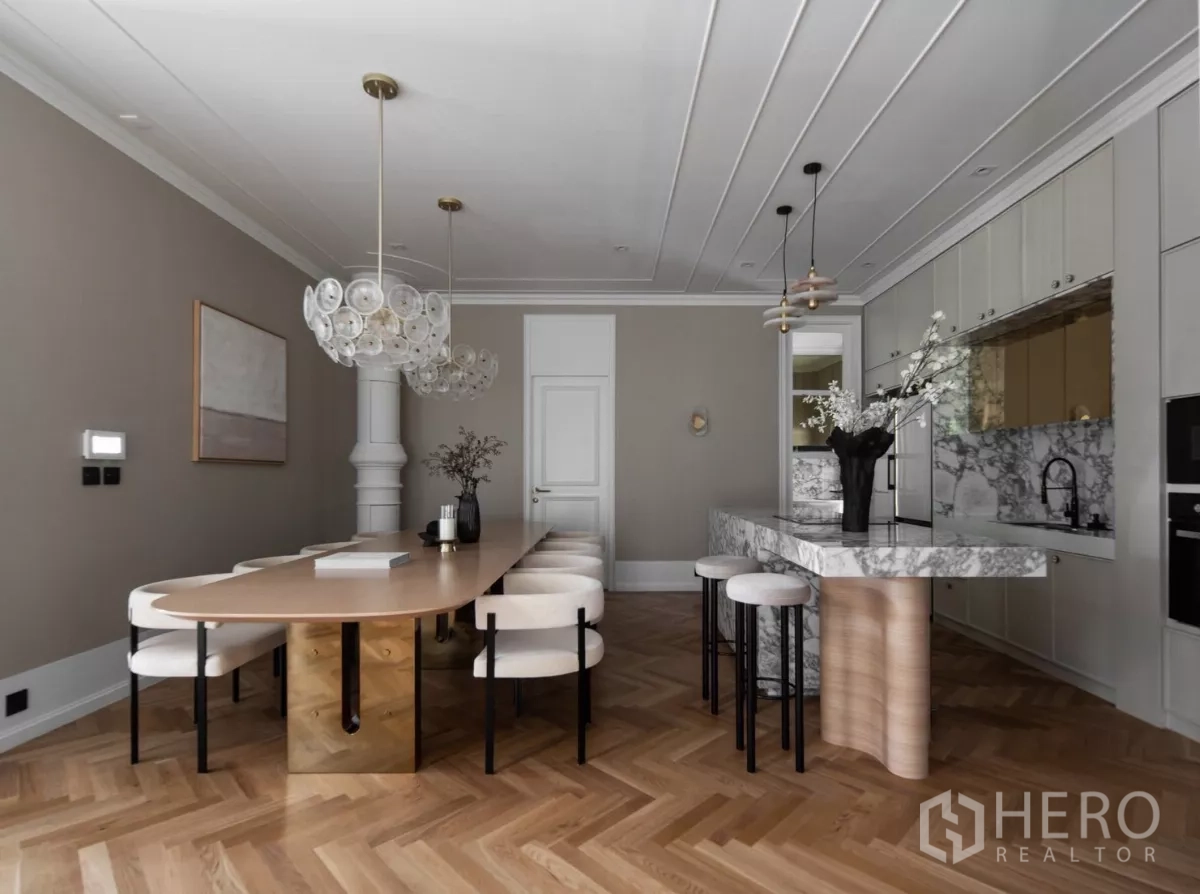 บ้าน ให้เช่าหรือขายในPhra Khanong, Bangkok - ส่วนรับประทานอาหารและไอส์แลนด์ครัวหินอ่อน พร้อมไฟแขวนและตู้บิลต์อิน