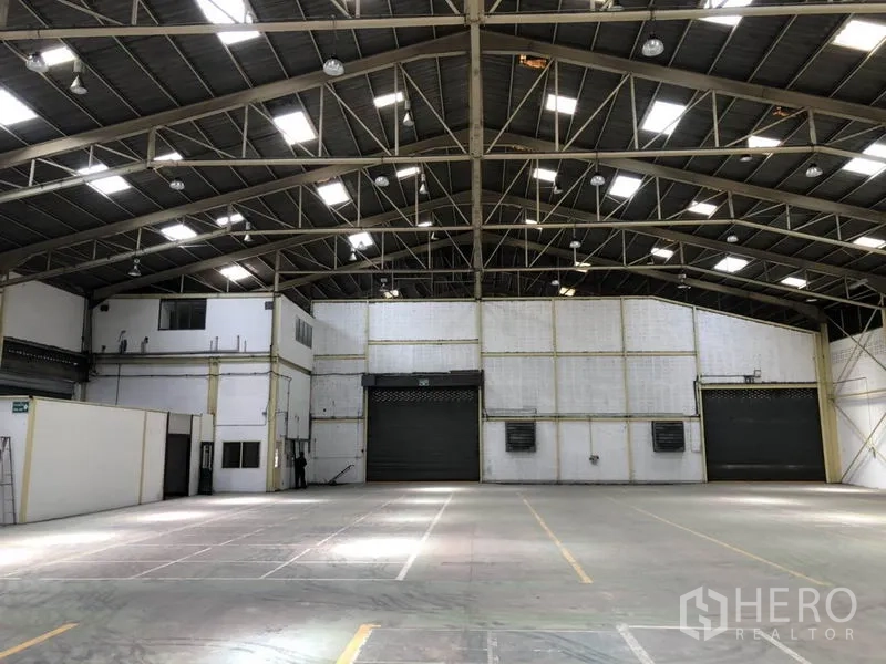 คลังสินค้า ให้เช่าในMueang Samut Prakan, Samut Prakan - ฮอลล์โกดังแบบไร้เสากลาง เพดานสูง มีช่องแสงและประตูม้วนขนาดใหญ่สามบาน.