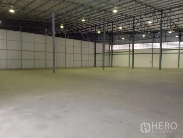 货栈 出租在Bang Phli, Samut Prakan - 大跨距仓库地面，配多盏工业照明与高窗采光，适合货架布局。