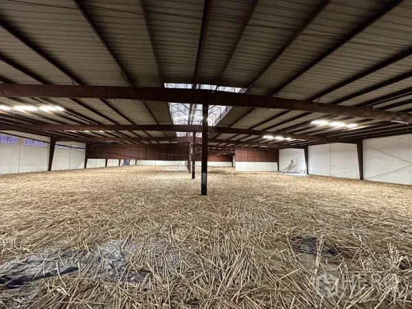 Warehouse for rent in Samut Prakan - Open mezzanine-style storage area beneath steel beams with unobstructed floor space and central roof skylight.