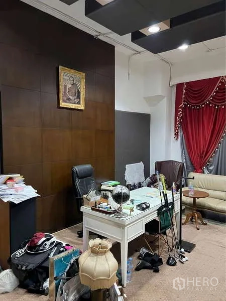 货栈 出售在Bang Bua Thong, Nonthaburi - 私密办公室，书桌、木饰面背景墙与筒灯照明。