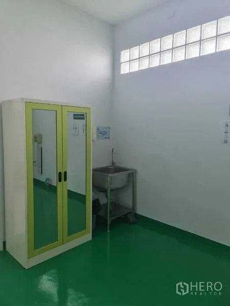 工厂 出售在Bang Pa-in, Phra Nakhon Si Ayutthaya - 实用角落设有洗手池与带镜柜，采光玻璃砖窗。