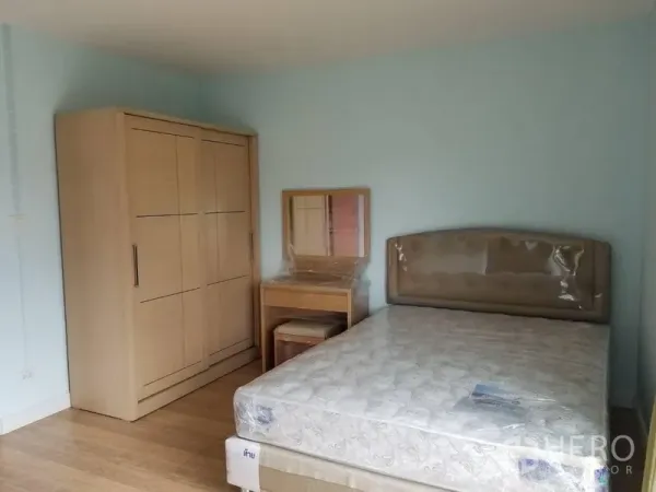 联排别墅 出租在Bang Kapi, Bangkok - 卧室配床、衣柜和梳妆台，浅蓝色墙面