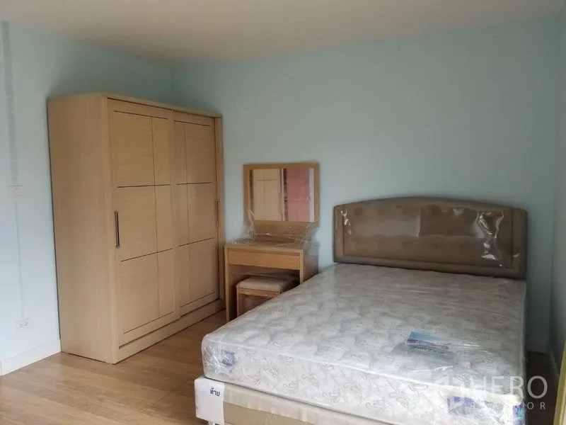 联排别墅 出租在Bang Kapi, Bangkok - 卧室配床、衣柜和梳妆台，浅蓝色墙面