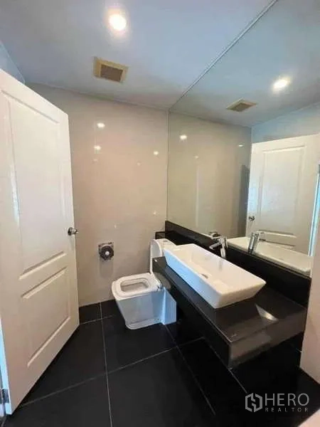 公寓 出租在Sathon, Bangkok - 浴室设长台面、台上盆与大镜子