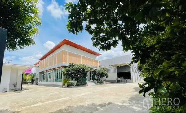 工厂 出售在Krathum Baen, Samut Sakhon - 现代两层办公室与展厅，旁连金属厂房，宽阔水泥院落与绿植