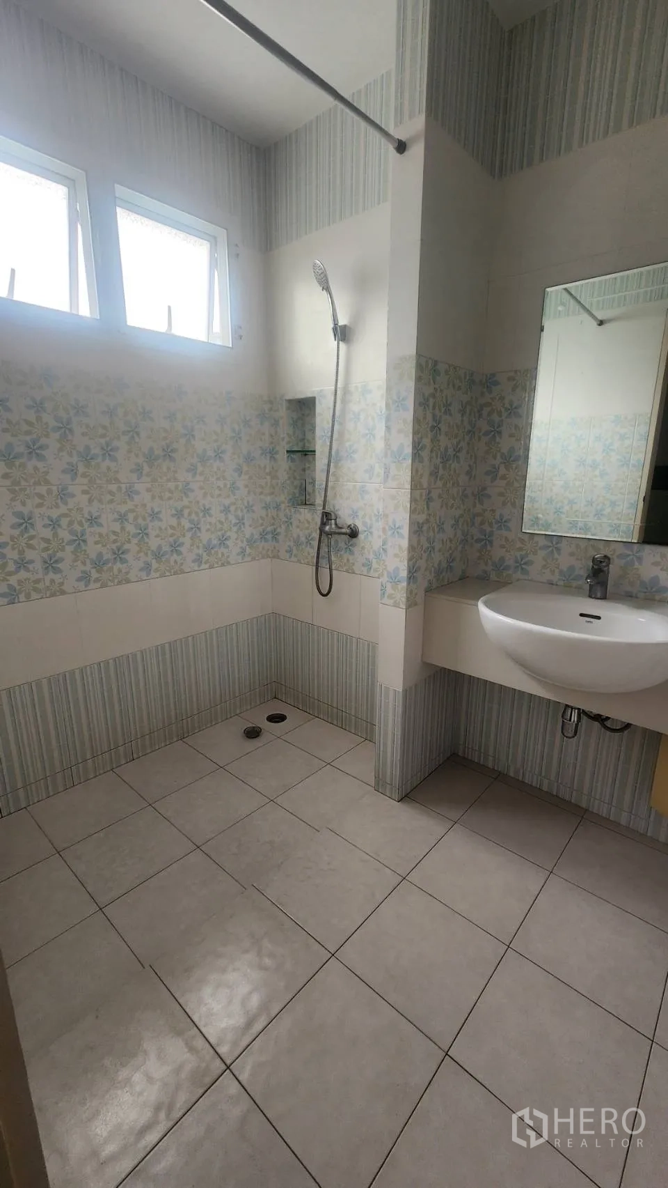 บ้านเดี่ยว for rent in Watthana, Bangkok - โซนอาบน้ำแบบฝักบัวพร้อมเคาน์เตอร์อ่างและหน้าต่างคู่