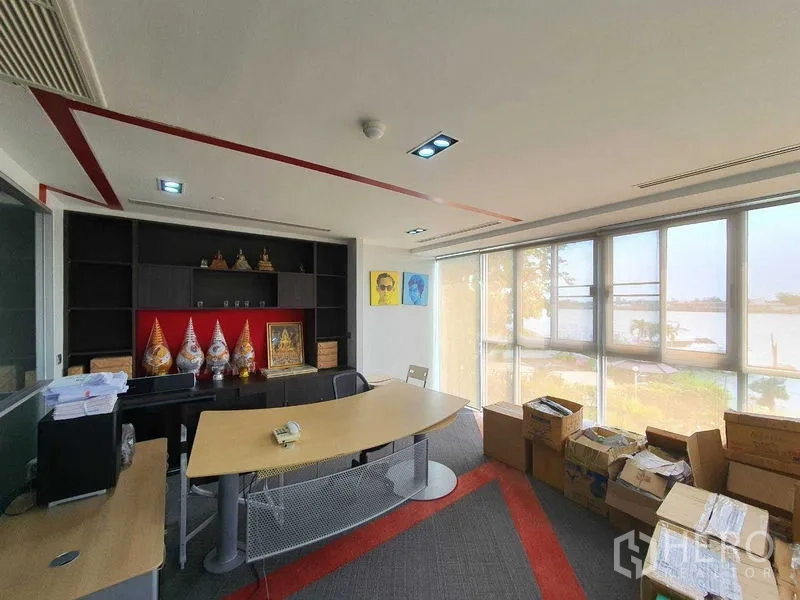 สำนักงาน ให้เช่าในYan Nawa, Bangkok - ห้องผู้บริหารมีชั้น built-in โต๊ะทำงาน และหน้าต่างบานใหญ่รับวิวแม่น้ำ