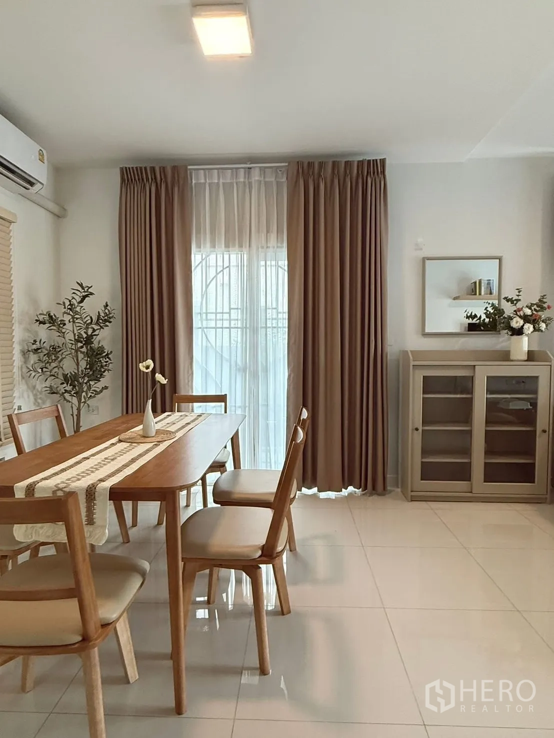 独栋房屋 for rent in Bang Phli, Samut Prakan - 舒适餐区，木质餐桌椅、空调及高窗帘。