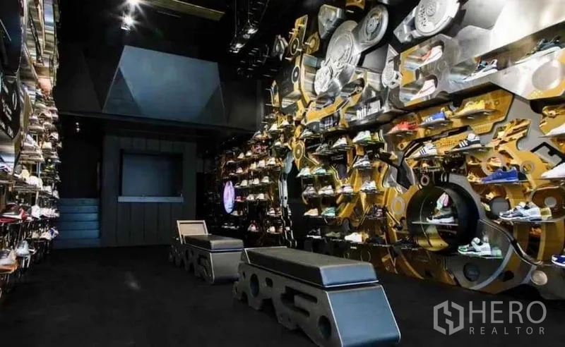 อาคารพาณิชย์ ให้เช่าในKhlong Toei, Bangkok - โชว์รูมค้าปลีกกว้าง มีม้านั่งและผนังตกแต่งลายเฟือง