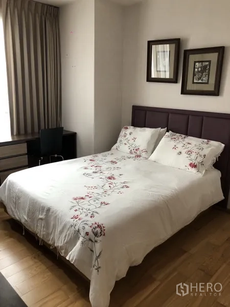 คอนโด ให้เช่าหรือขายในKhlong San, Bangkok - ห้องนอนหลักสว่าง โปร่ง เตียงคู่ ผ้าปูปักลาย โต๊ะทำงาน และหน้าต่างบานใหญ่