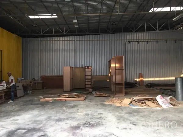 Warehouse for rent in Bang Kapi, Bangkok - Open warehouse interior showing high steel truss roof, concrete floor and natural light.