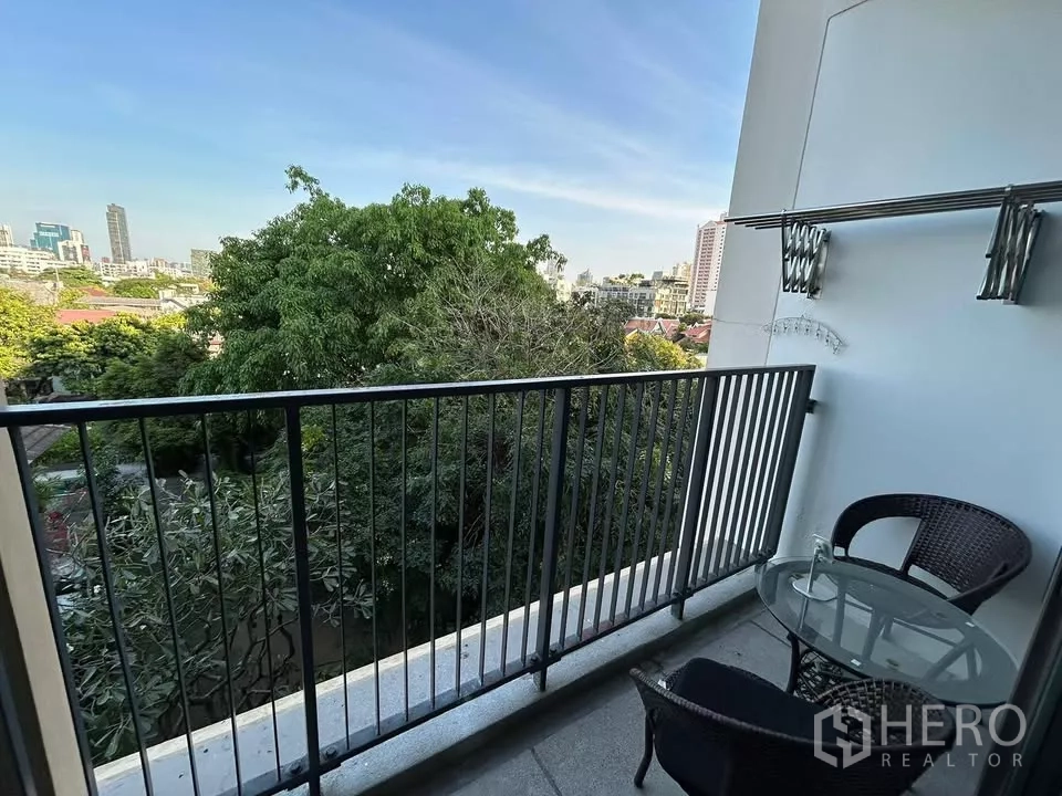 คอนโด ให้เช่าในWatthana, Bangkok - ระเบียงมีชุดโต๊ะเก้าอี้ มองเห็นวิวสีเขียวและสกายไลน์เมือง