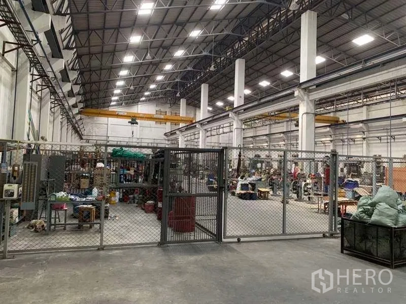 工厂 出租在Samut Prakan - 仓内设有带围栏的安全储存区用于物料与设备。