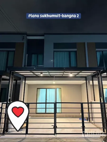 联排别墅 出租在Bang Phli, Samut Prakan - 夜景外立面，Pleno Sukhumvit–Bangna 2联排别墅，带双车位棚和金属门。