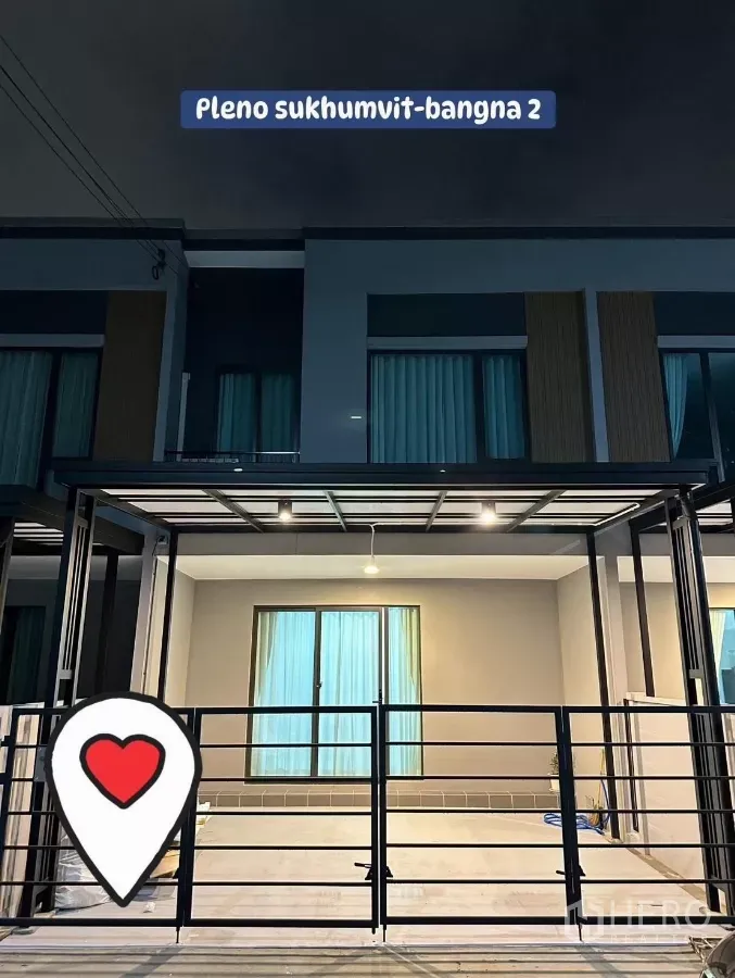 ทาวน์เฮาส์ ให้เช่าในBang Phli, Samut Prakan - ด้านหน้าทาวน์เฮ้าส์โครงการ Pleno Sukhumvit–Bangna 2 ตอนกลางคืน พร้อมหลังคาจอดรถคู่และรั้วเหล็ก