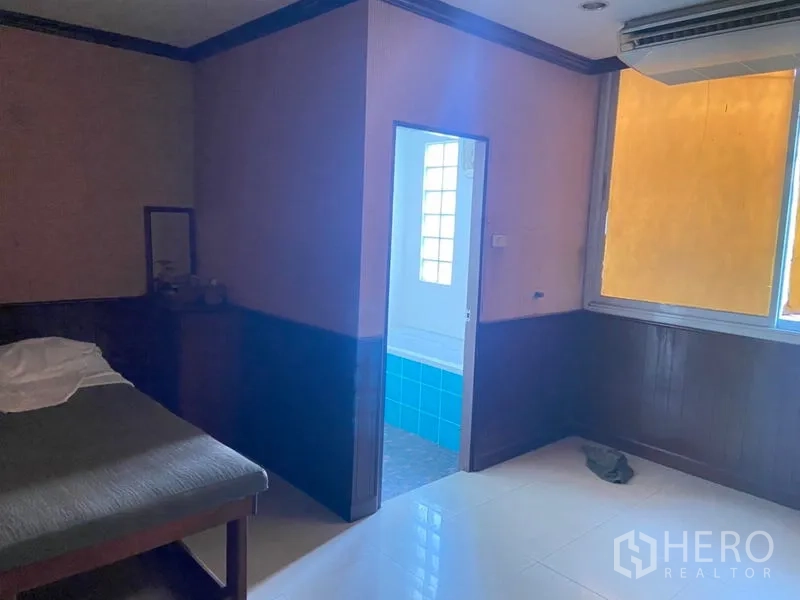 สำนักงาน ให้เช่าในKhlong Toei, Bangkok - ห้องส่วนตัวพร้อมทางเข้าห้องน้ำปูกระเบื้องสีน้ำเงินและช่องแสงบล็อกแก้ว