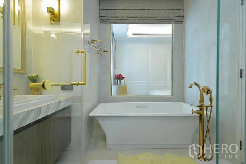 บ้าน ให้เช่าหรือขายในWatthana, Bangkok - ห้องน้ำหรูพร้อมอ่างอาบน้ำ ก๊อกน้ำสีทอง และตู้ฝักบัวกระจก