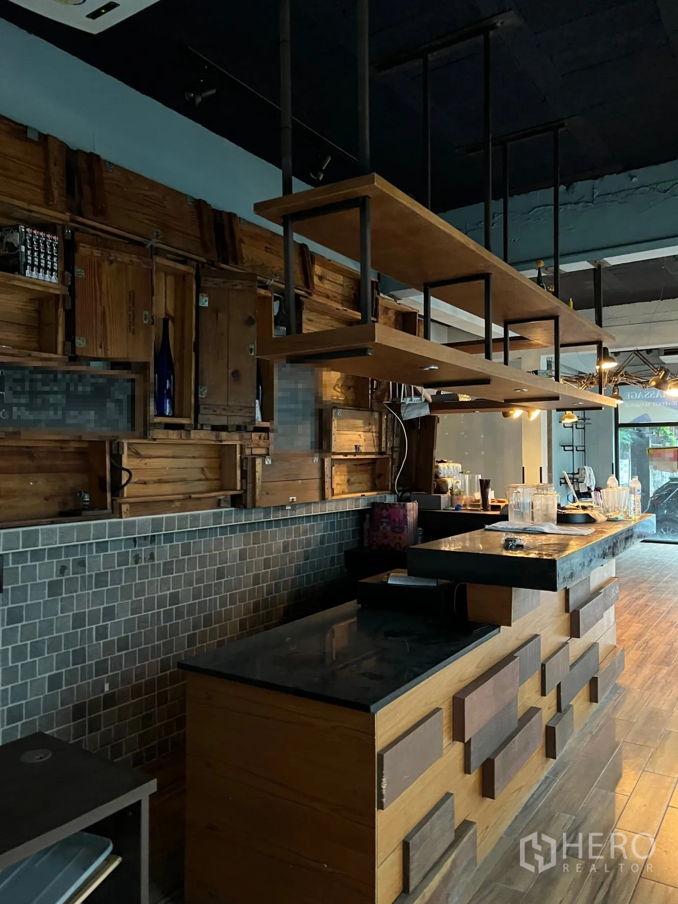พื้นที่ขายปลีก ให้เช่าในWatthana, Bangkok - เคาน์เตอร์บาร์พร้อมชั้นแขวน ผนังกระเบื้องโมเสก และงานไม้ตกแต่ง