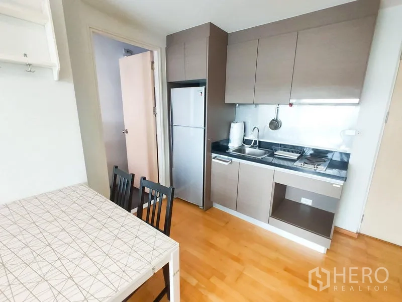 คอนโด ให้เช่าในKhlong Toei, Bangkok - พื้นที่นั่งเล่นกว้างหันเข้าชุดทีวีและชั้นวาง เชื่อมต่อครัวและมุมรับประทานอาหาร