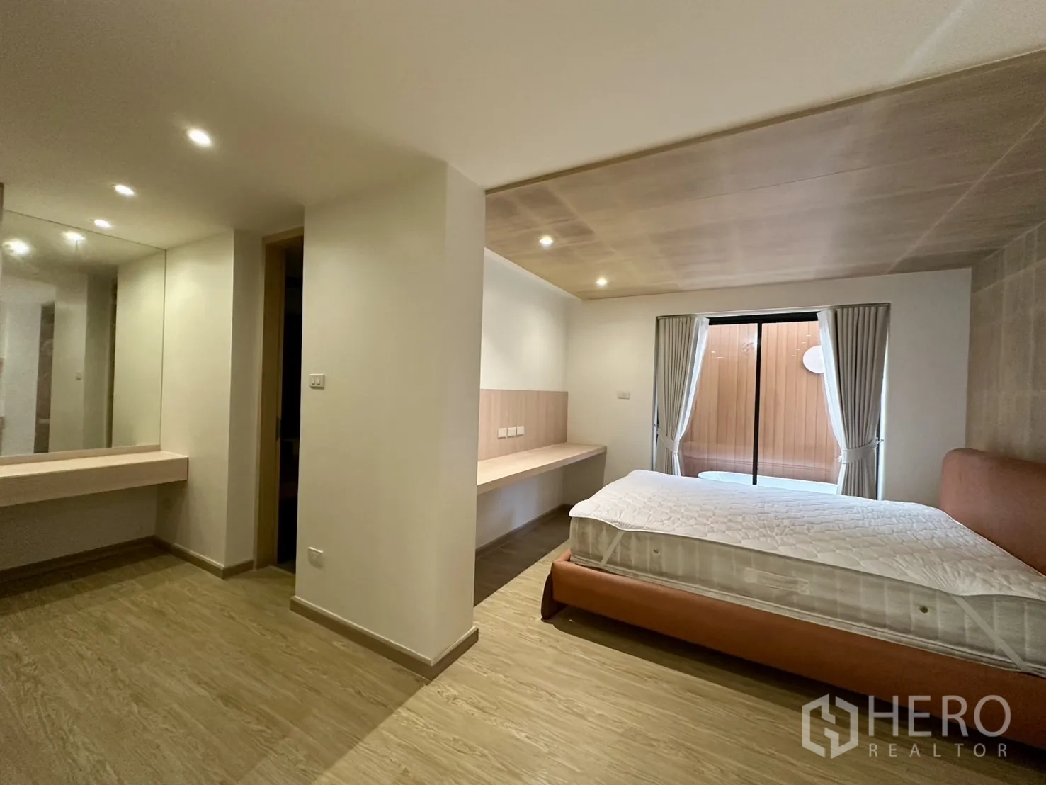 带办公室的家 出租在Phra Khanong, Bangkok - 主卧配梳妆台及通向浴缸露台的推拉门。