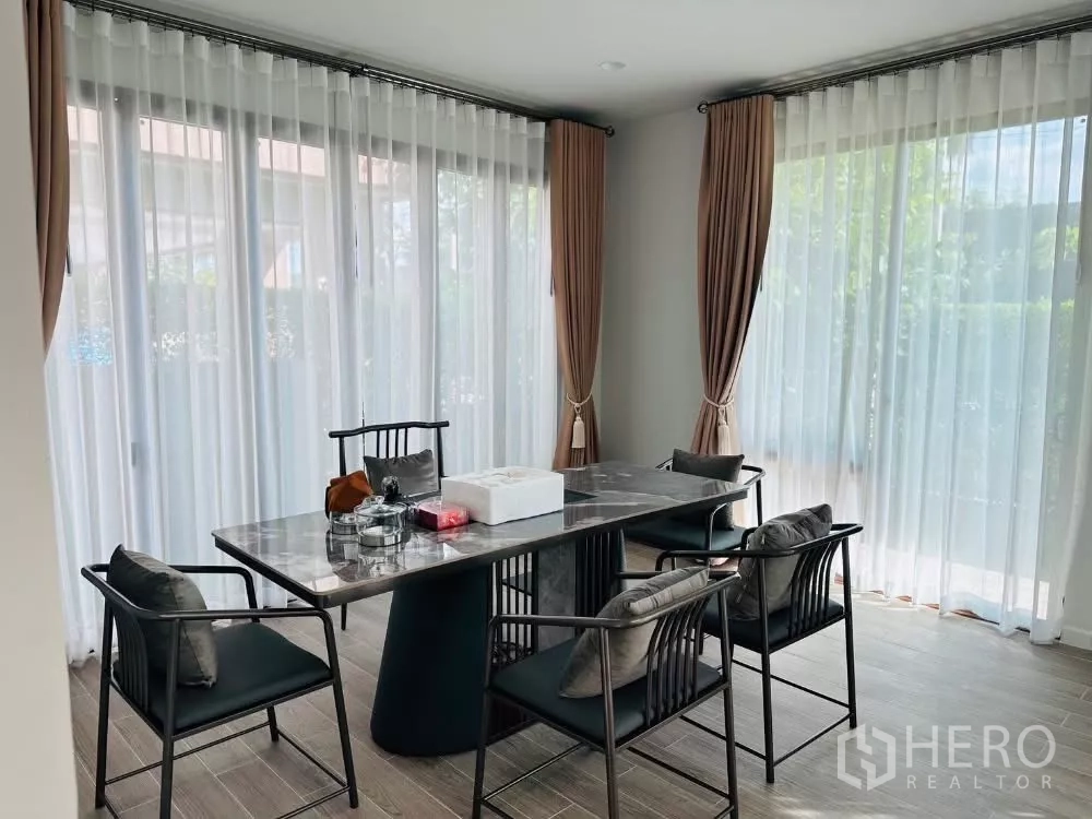บ้าน ให้เช่าหรือขายในBang Kapi, Bangkok - ห้องอเนกประสงค์ โต๊ะหินอ่อน 4 ที่นั่ง มองเห็นสวน