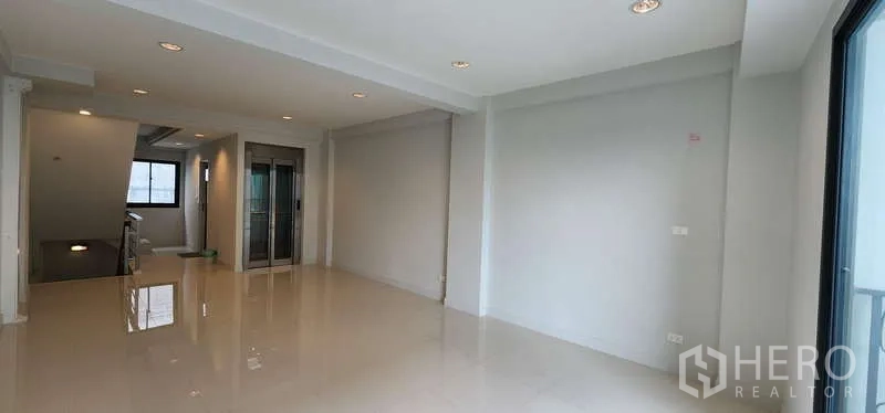 Home Office for rent - Bright upper floor with elevator access and large glossy tiles.