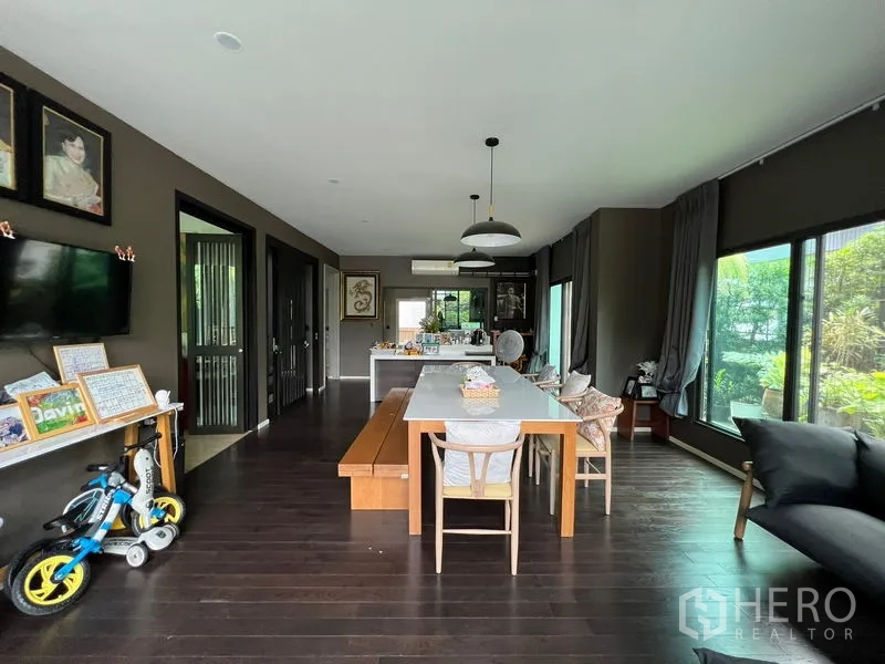 Detached House for sale in Bang Kapi, Bangkok - Bright family dining space connected to a pantry and outdoor greenery.