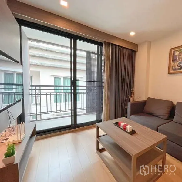 คอนโด ให้เช่า - ห้องนั่งเล่นสว่างพร้อมประตูกระจกบานเลื่อนออกสู่ระเบียง